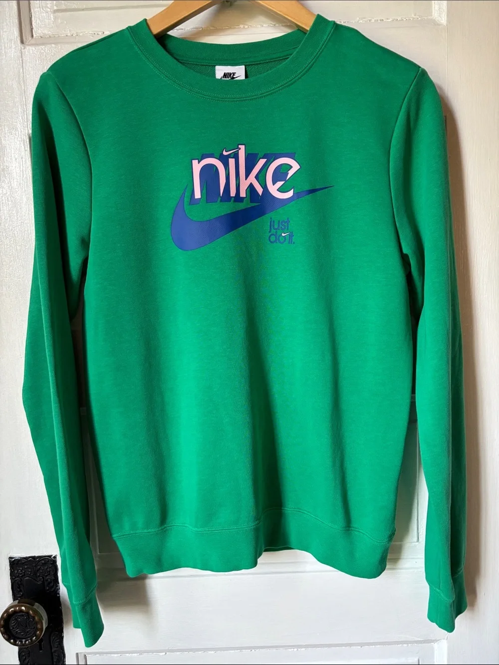 NIKE GRAPHIC PRINT LOGO CREWNECK SWEATSHIRT